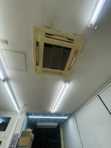 名古屋市R様理容室_施工前室内機1
