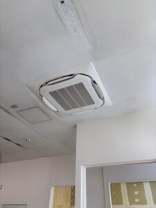 名古屋市R様理容室_施工後室内機2