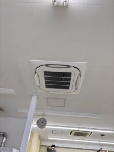名古屋市R様理容室_施工後室内機1